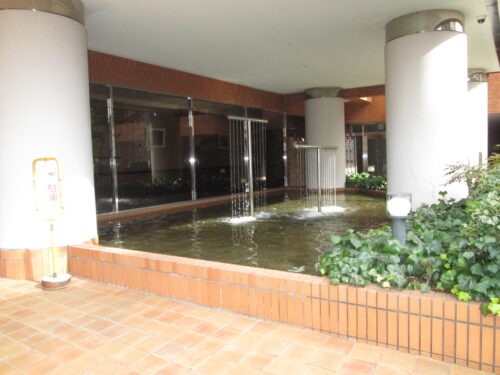 マンション入口には噴水があります。