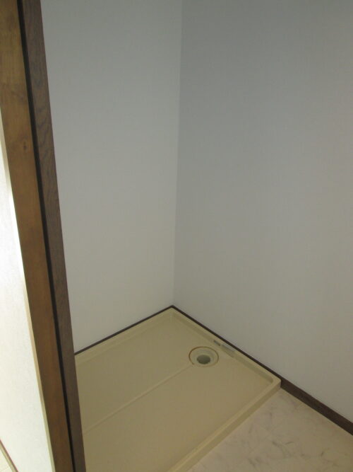 キッチン横の洗濯機置場。動線としてうれしいですね。(内装)